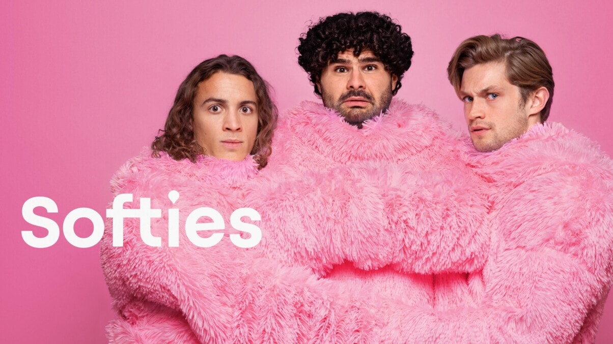 TV & Streaming Tipps im Juni Die Protagonisten der "Softies" v.l.: Joshi (Oskar Redfern), Hassan (Samir Salim) Marvin (Damian Hardung) stehen im rosa Plüsch nebeneinander und schauen verwundert bzw. verängstigt