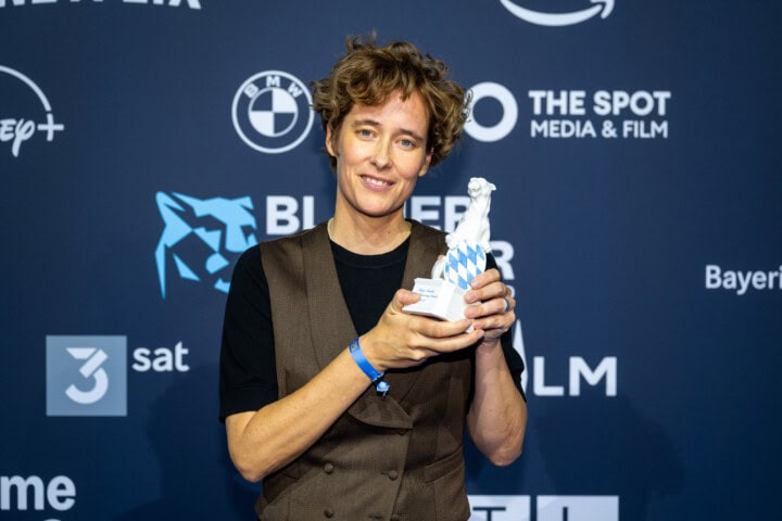 Preisträgerin Pia Strietmann mit Panther Trophäe