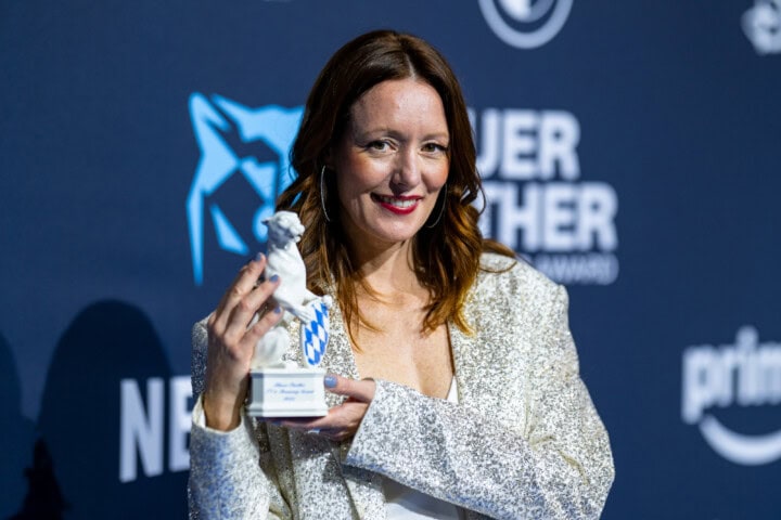 Preisträgerin Lavinia Wilson mit Panther Trophäe
