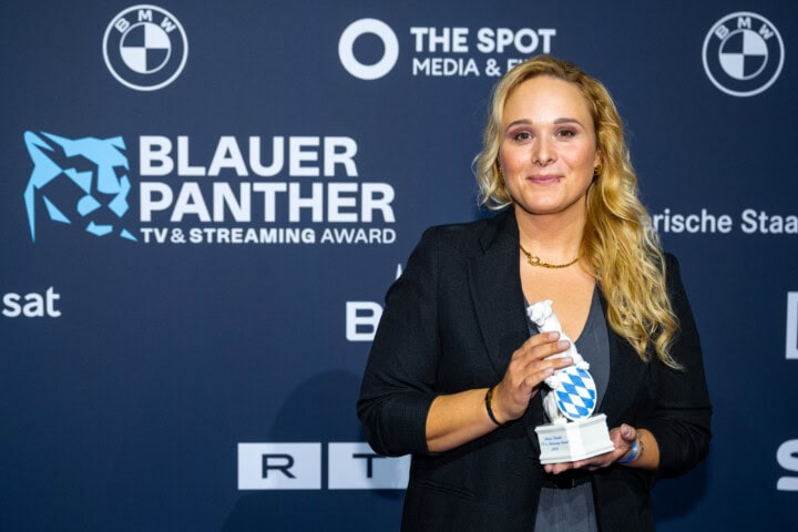 Preisträgerin Corinna Wolf-Bartens mit Panther Trophäe
