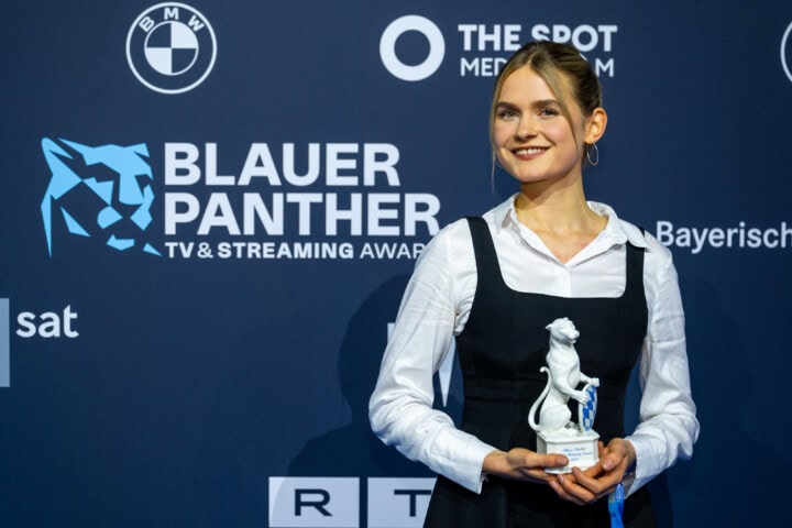 Preisträgerin Marie Lina Smyrek mit Panther Trophäe