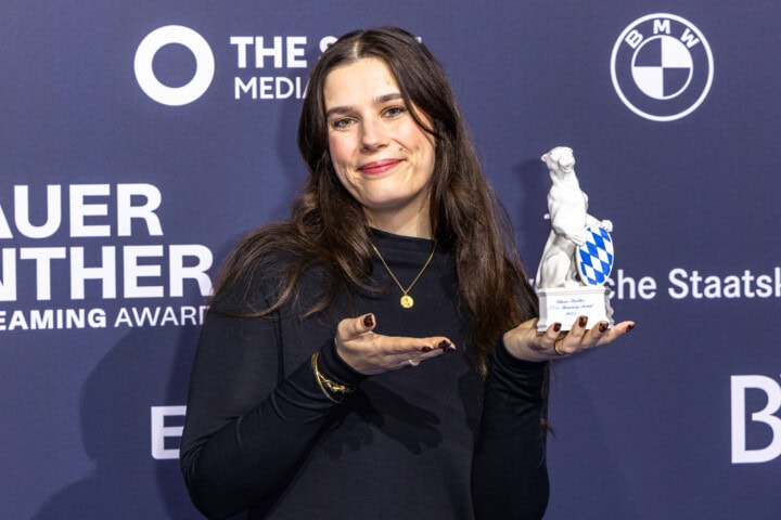 Preisträgerin 2025 Tara-Louise Wittwer mit Panther-Trophäe