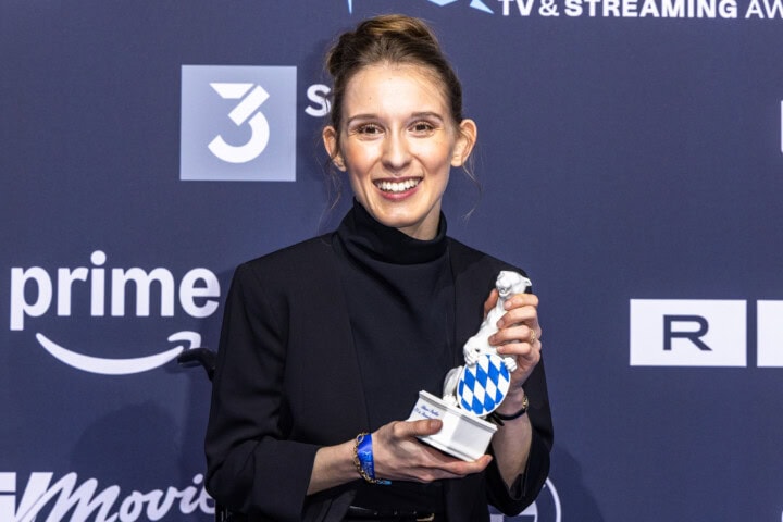 Preisträgerin Loreleï Holtmann mit Panther Trophäe