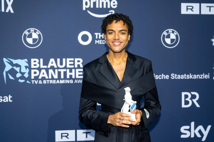 Preisträger Lamin Leroy Gibba mit Panther Trophäe