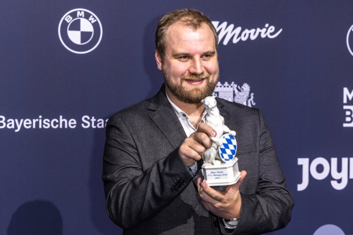 Nachwuchspreisträger Marius Beck mit Panther Trophäe