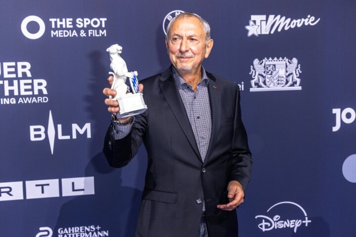 Preisträger Gernot Krää mit Blauer Panther Trophäe