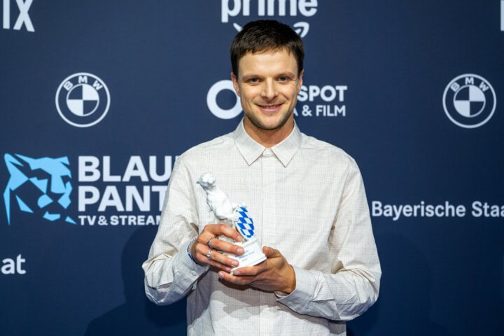 Preisträger David Seeberg mit Panther Trophäe