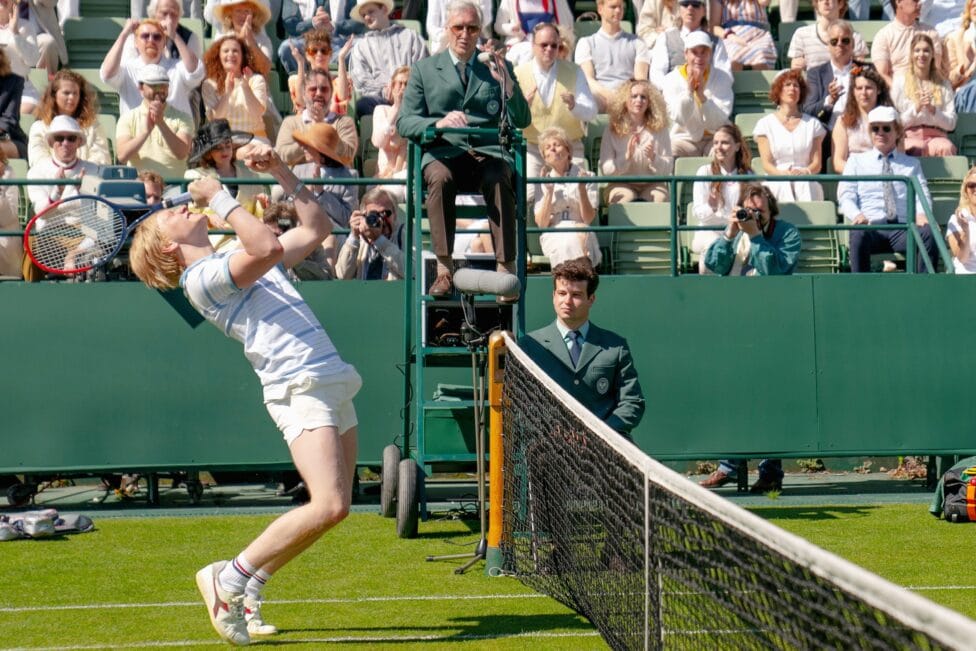 Die Becker-Faust darf nicht fehlen: Boris Becker (Bruno Alexander) spielt und gewinnt in Wimbledon 1985 (c) RTL+
