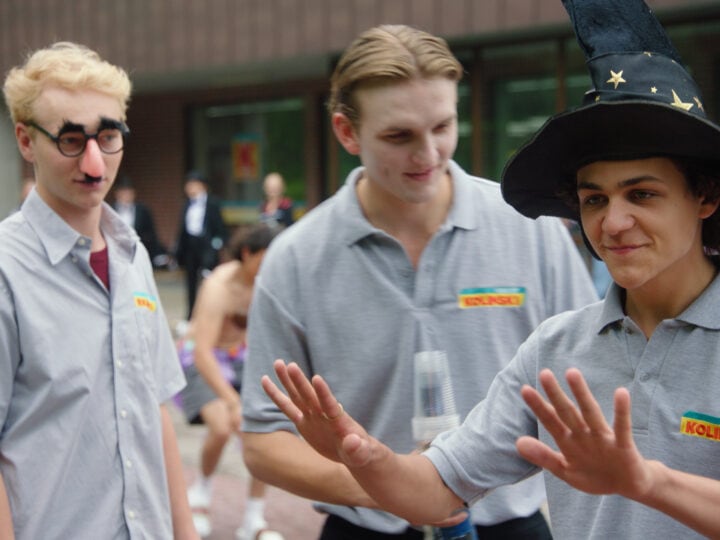 „Die Discounter“ – Bruno Alexander als Titus mit Scherzbrille (c) 2021 Amazon.com, Inc. or its affiliates Naseweis: Bruno Alexander zieht in „Die Discounter“ als Neuling Titus alles Register (c) 2021 Amazon.com, Inc. or its affiliates