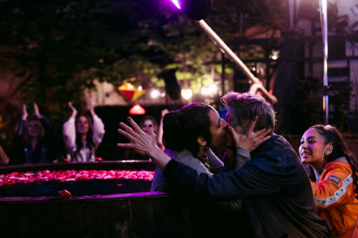 Carol Schuler als Sarah in „One Night Off“ (c) Amazon.com Inc. or its affiliates ... während Sarah wieder aus sich herausgeht. (c) Amazon.com Inc. or its affiliates