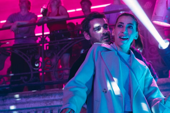 ... und Carol Schuler seine besorgte Schwägerin Sarah. (c) Amazon.com Inc. or its affiliates