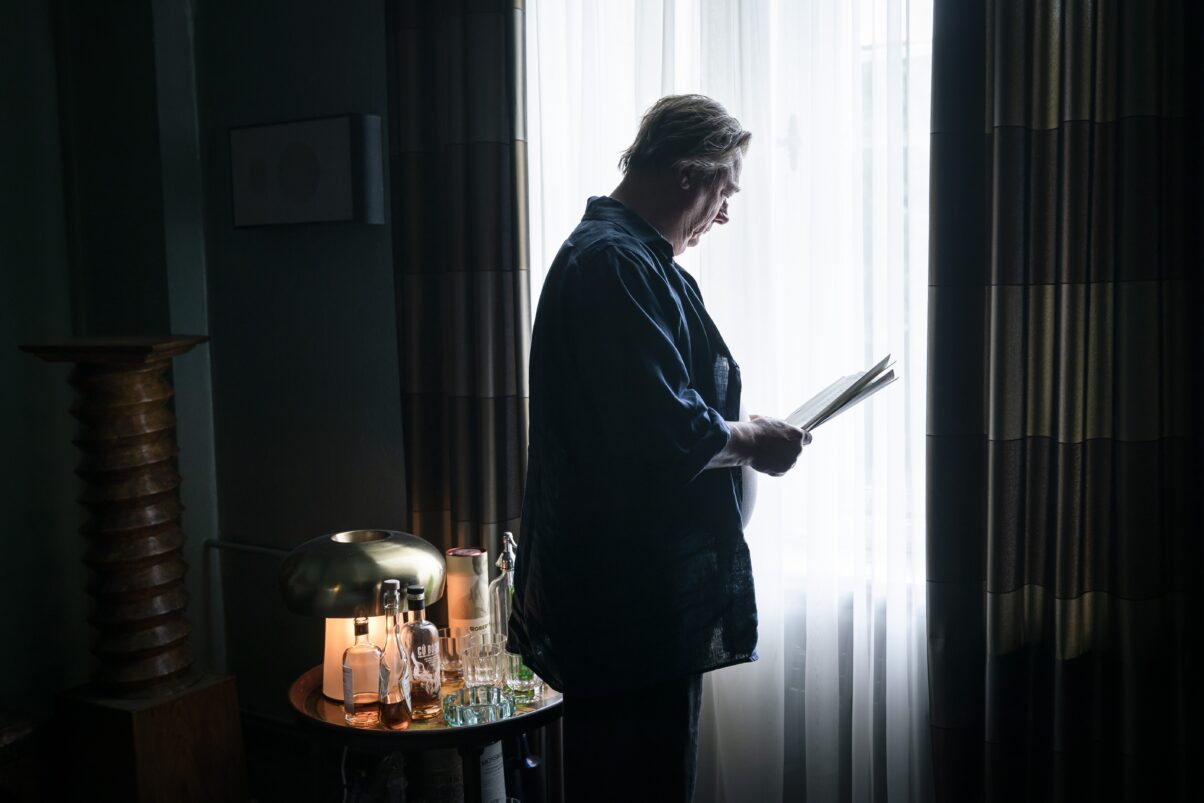 „Ferdinand von Schirach – Glauben“ (c) RTL+ Peter Kurth las die Bücher innerhalb weniger Tage und sagte die Rolle des Strafverteidigers Dr. Schlesinger direkt zu - ein Glücksfall für die Serie. (c) RTL+