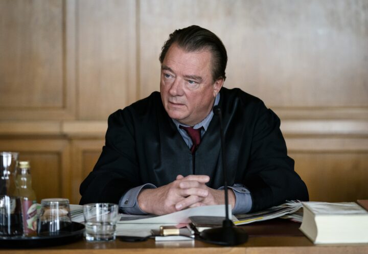 Peter Kurth als Strafverteidiger Dr. Schlesinger in „Ferdinand von Schirach – Glauben“ (c) RTL+ Peter Kurth spielt den Strafverteidiger Dr. Schlesinger (c) RTL+