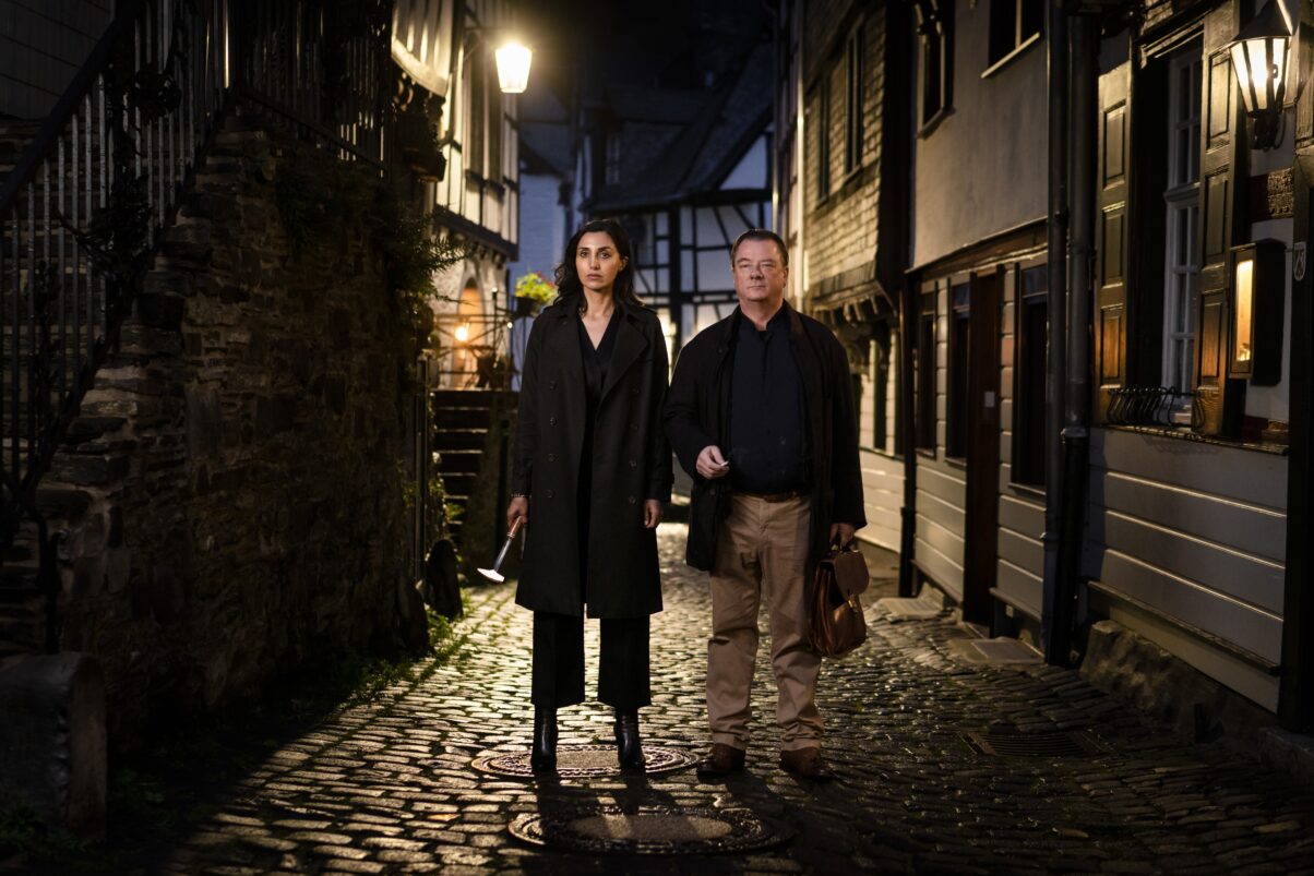 Narges Rashidi und Peter Kurth in „Ferdinand von Schirach – Glauben“ (c) RTL+ Narges Rashidi und Peter Kurth als ungleiches Duo in „Ferdinand von Schirach – Glauben“ (c) RTL+