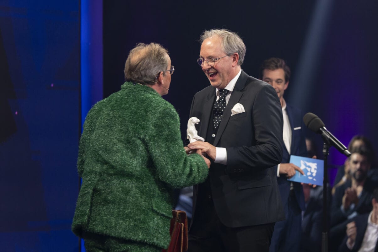 Wigald Boning und Olli Dittrich (c) Medien.Bayern _ Ralf Wilschewski (1) Two men in suits shaking hands at a awards ceremony