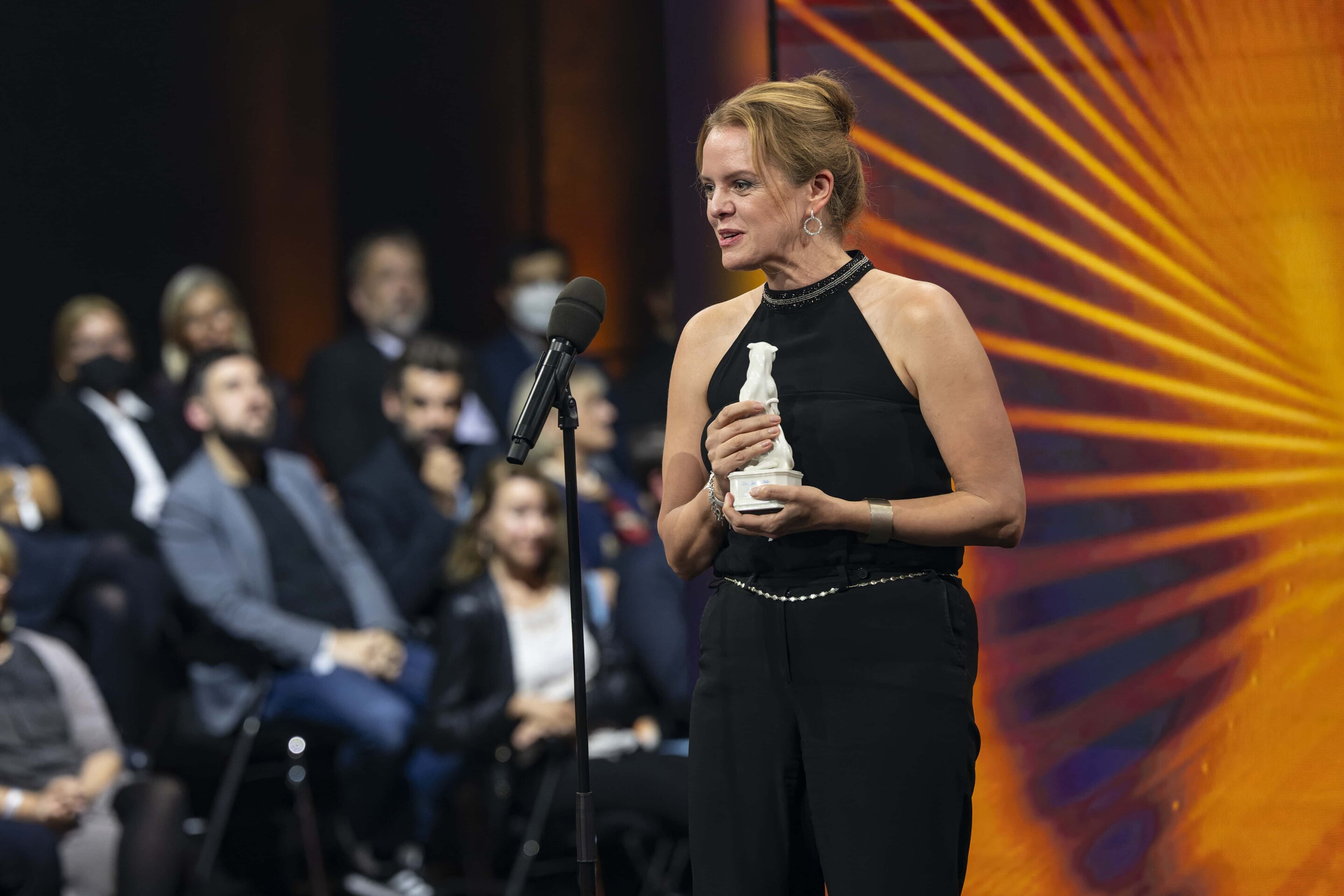 Julia von Heinz bei der Preisverleihung des Blauen Panthers 2022 vor dem Mikrofon während ihrer Dankesrede