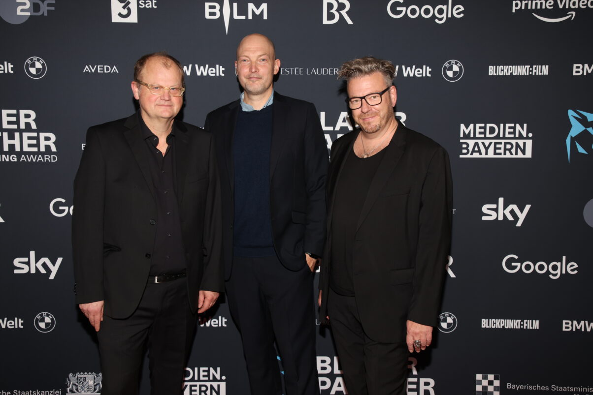 Die Drehbuchautoren Bob Konrad, Thomas Pletzinger und Hanno Hackfort beim Blauen Panther 2022 (c) Medien.Bayern - Johannes Müller Die Drehbuchautoren Bob Konrad, Thomas Pletzinger und Hanno Hackfort beim Blauen Panther 2022 vor der Pressewand (v.l.n.r.)