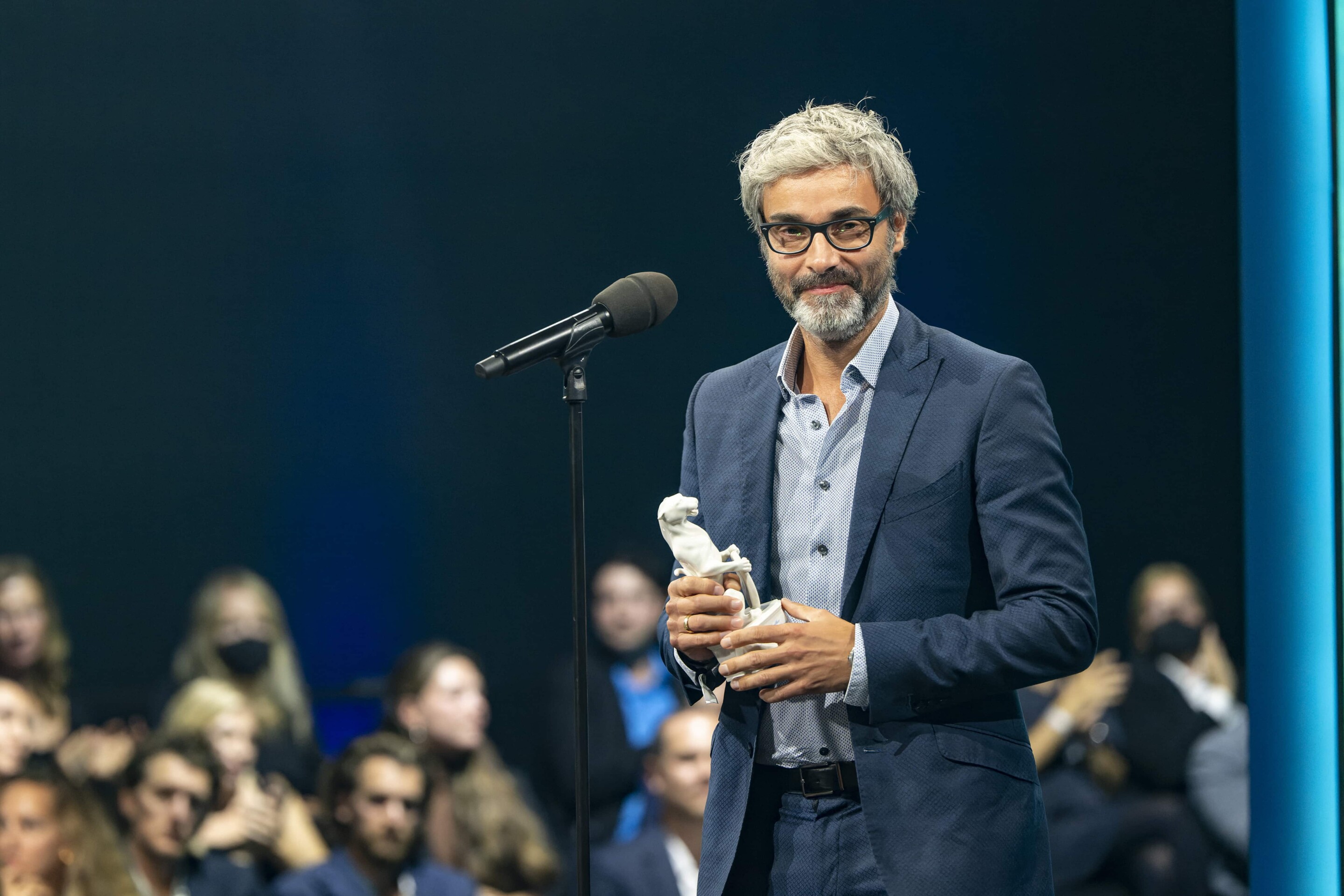 Martin Groß bei der Preisverleihung des Blauen Panthers 2022 mit der Statue in der Hand, kurz nach seiner Dankesrede