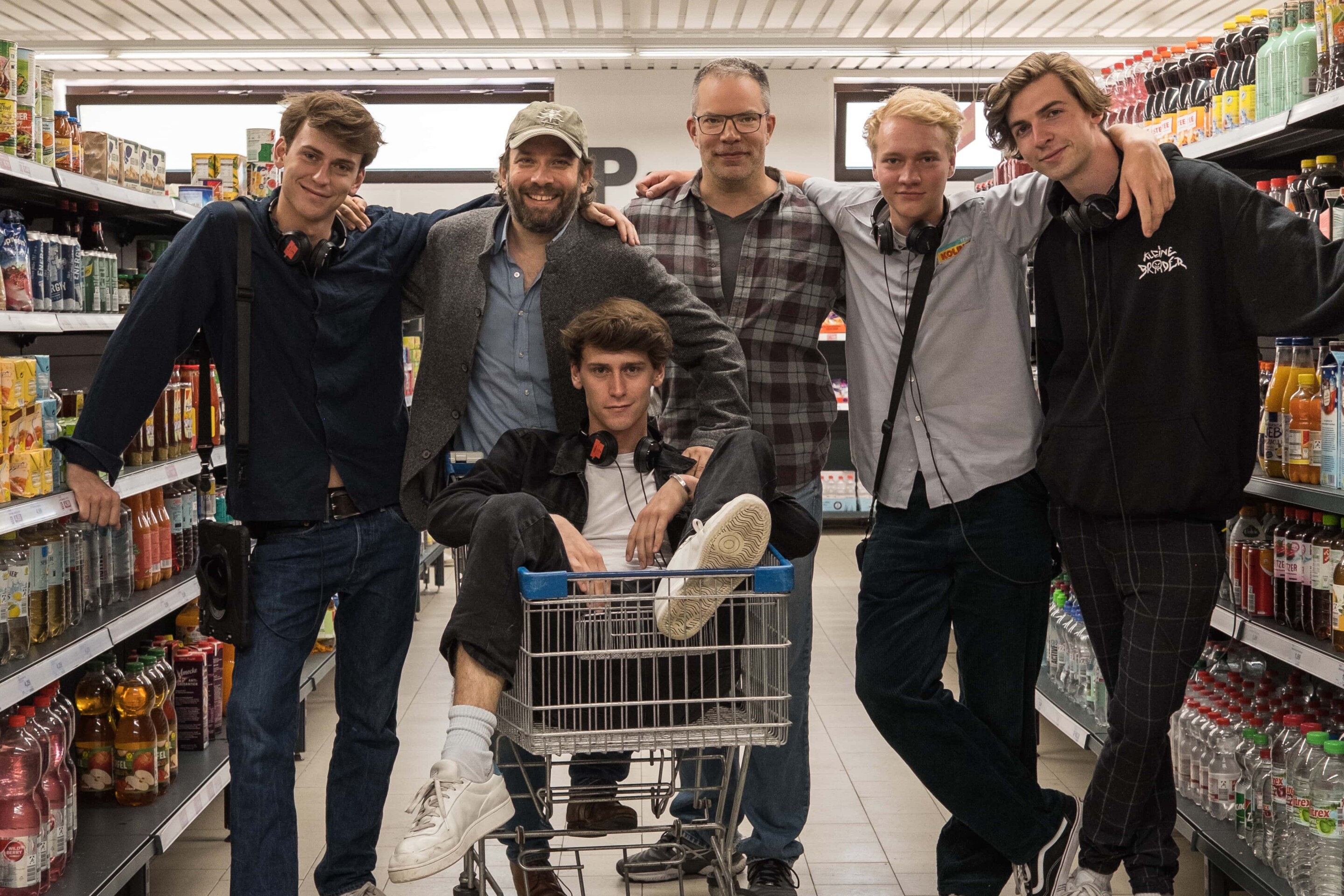Erfahrung trifft bei „Die Discounter“ auf frischen Witz: Emil Belton (Regie), Christian Ulmen (Produzent), Carsten Kelber (Produzent), Bruno Alexander (Regie) und Max Mattis (Producer), vorne Oskar Belton (Regie) (c) Pyjama Pictures