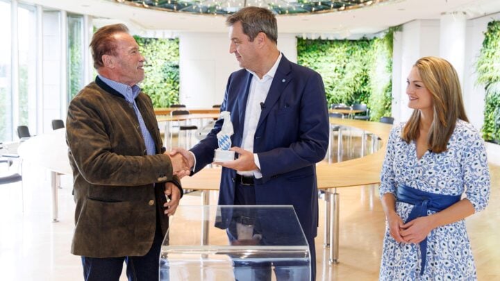 Arnold Schwarzenegger erhält den Blauen Panther 2022 (c) StK Bayern Arnold Schwarzenegger freut sich bei der Verleihung des Blauen Panthers in der Bayerischen Staatskanzlei. Es gratulieren Ministerpräsident Markus Söder und Digitalministerin Judith Gerlach. (c) StK Bayern