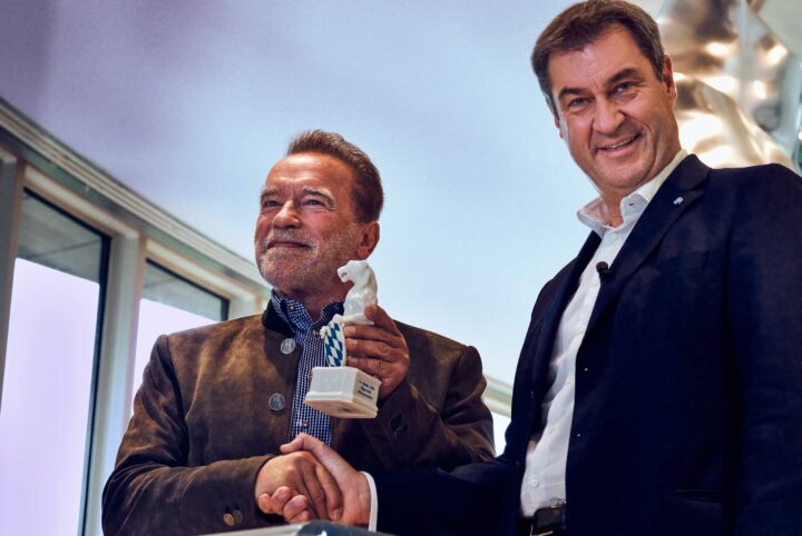 Arnold Schwarzenegger freute sich über den Blauen Panther, den er für seine Videobotschaft gegen den russischen Angriffskrieg erhielt (c) Christian Angerer