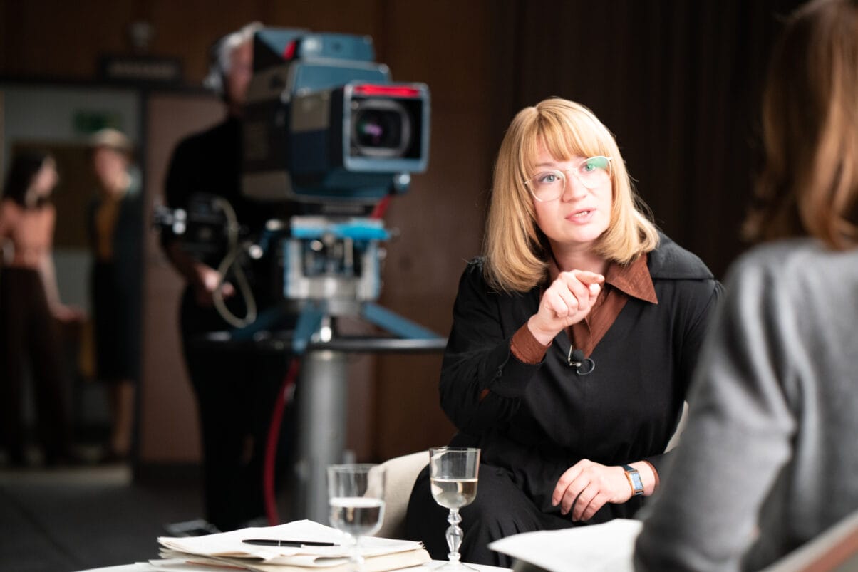 BP 23 Alice 6 (c) Das Erste Dank akribischer Vorbereitung gelingt Nina Gummich der Spagat zwischen streitbarer „Emma“-Herausgeberin und getriebener Idealistin: Alice Schwarzer fühlte sich von ihrer Darstellung in ihrem Wesen erkannt. (c) Das Erste