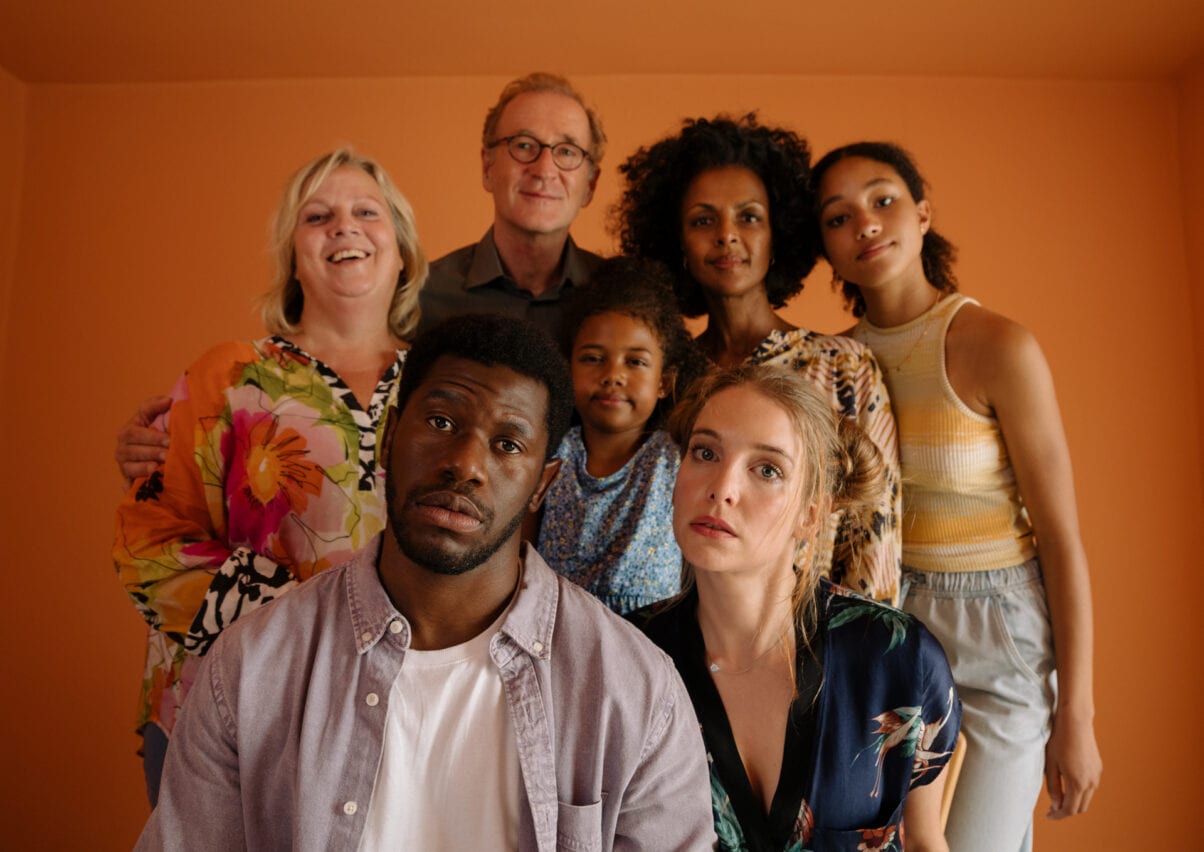 BP 23 I don't work here 1 (c) ZDF - NEUE SUPER Flankiert von einem erfahrenen Schauspielteam: Neben Akeem van Flodrop stehen Gabriela Maria Schmeide, Peter Lohmeyer und Dennenesch Zoudé vor der Kamera (c) ZDF - NEUE SUPER