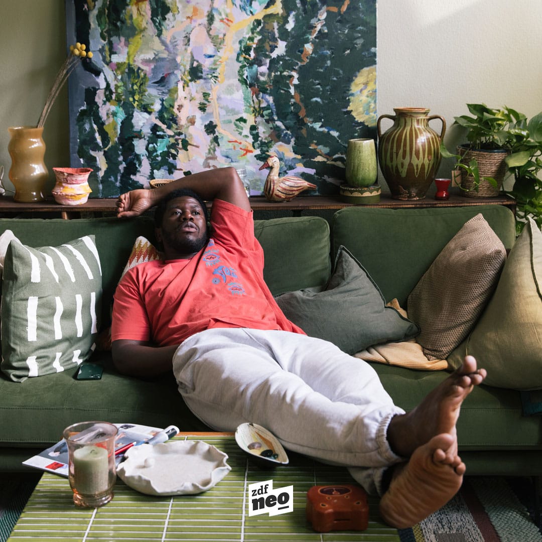 Akeem van Flodrop navigiert Dawit durch Alltagsrassissmus, Generationen-Clash und den ganz normalen Wahnsinn namens Leben. (c) ZDF - NEUESUPER