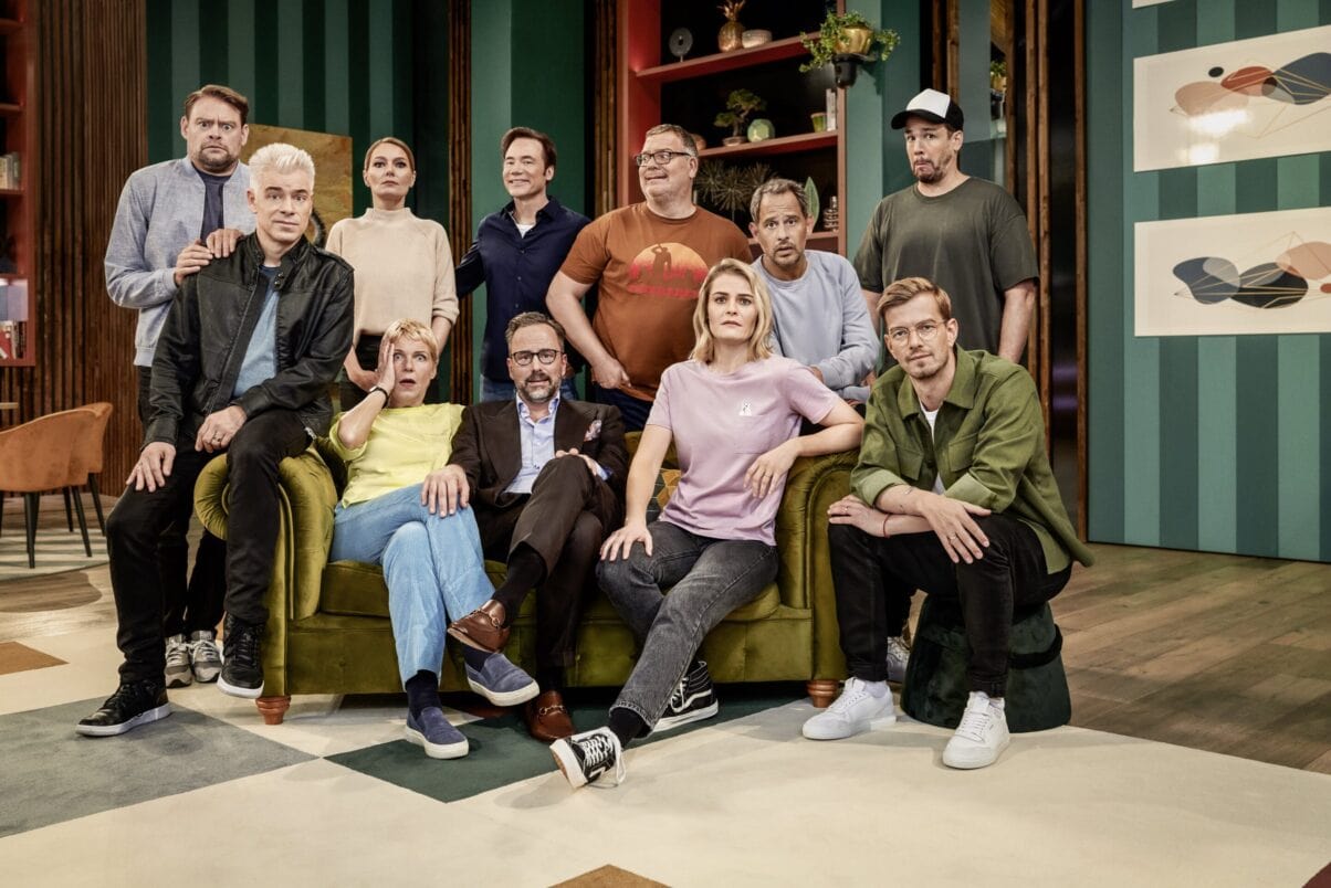 BP 23 LOL Last One Laughing 1 (c) Amazon Studios - Frank Zauritz Bitte recht unfreundlich: Die zehn Kandidat:innen der vierten Staffel LOL mit Host Michael „Bully“ Herbig. (c) Amazon Studios