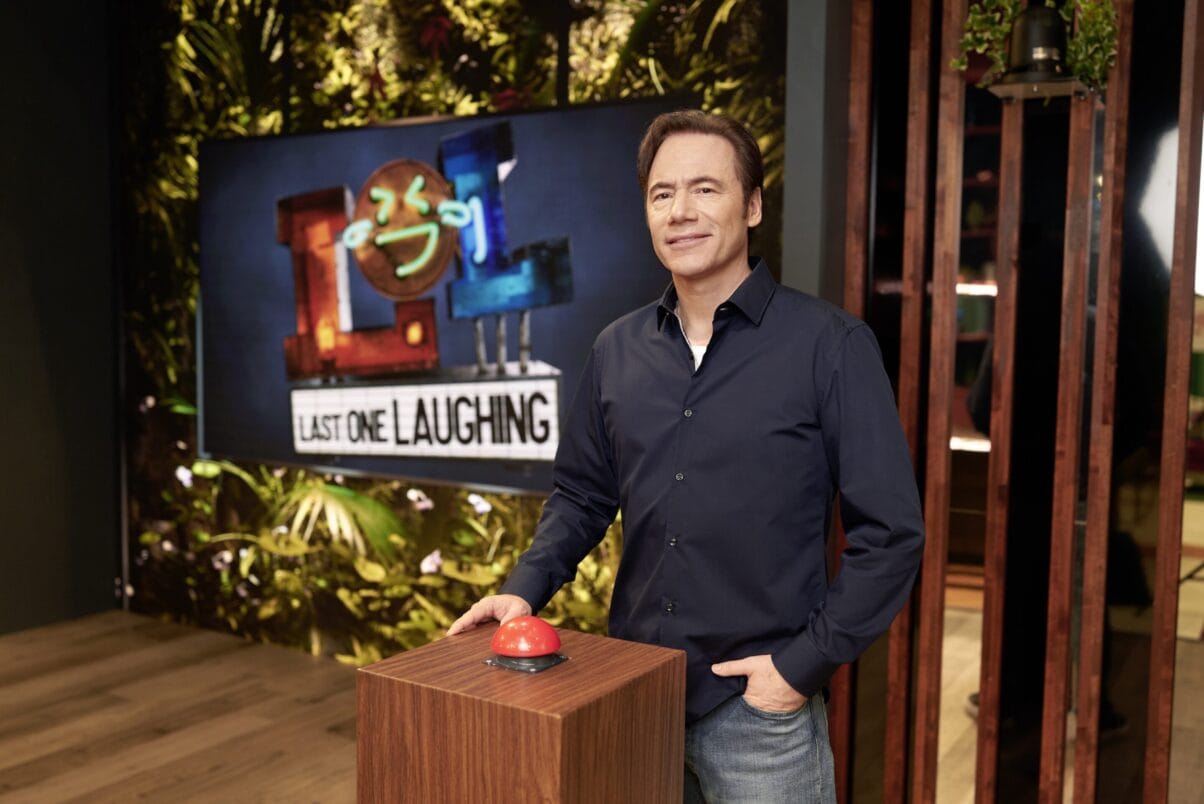 BP 23 LOL Last One Laughing 3 (c) Amazon Studios Master of Disaster: Michael „Bully“ Herbig überwacht im Control Room auch die kleinste Gesichtsentgleisung. (c) Prime Studios