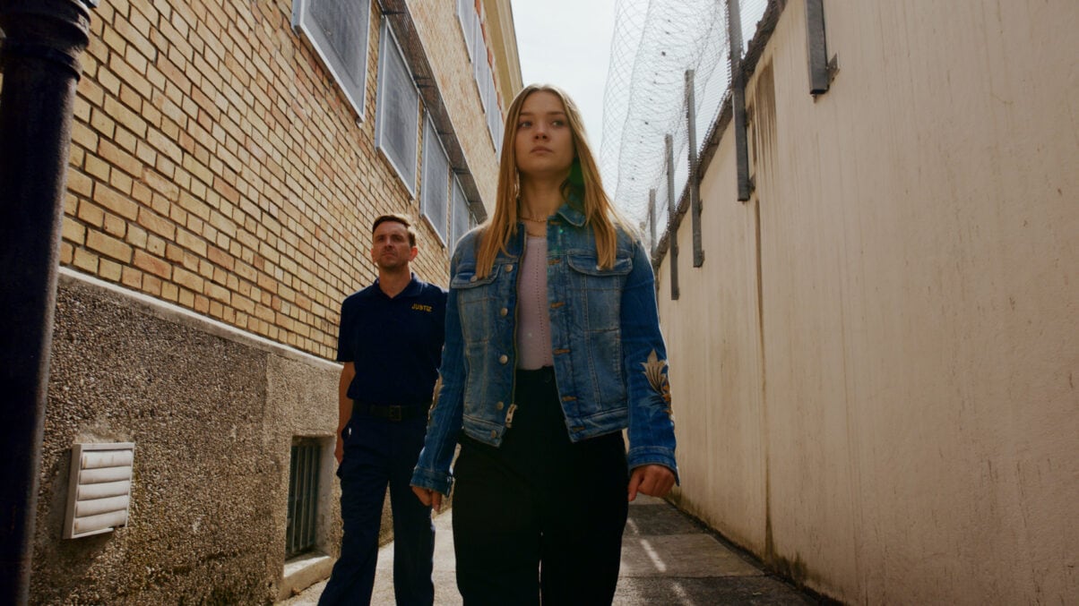 „Die Frage ist nicht, ob du mit der Vergangenheit abschließen kannst, sondern wann die Vergangenheit mit dir fertig ist.“ Die 18-Jährige Vivi (Julia Beautx) ist bereits lebensweise genug, einen solchen Satz verinnerlicht zu haben. (c) ZDF - Mathias Neumann