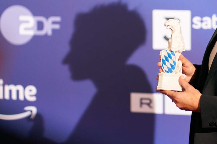 Ihre Bekenntnis zur Demokratie ist für Dunja Hayali ein Lebensthema. Für diesen Einsatz wurde sie beim Blauen Panther 2023 mit dem Ehrenpreis ausgezeichnet. (c) Medien.Bayern / Jens Hartmann