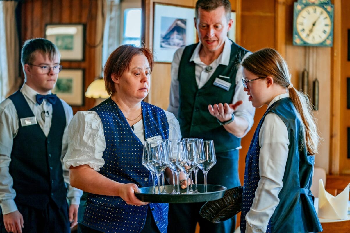 Zum Schwarzwälder Hirsch - Eine außergewöhnliche Küchencrew und Ob in der Küche oder im Service: Die Stärken und Schwächen der Teilnehmer:innen entscheiden, in welchem Bereich sie arbeiten. Tobias (l.), Sarah und Nicola (r.). (c) RTL+