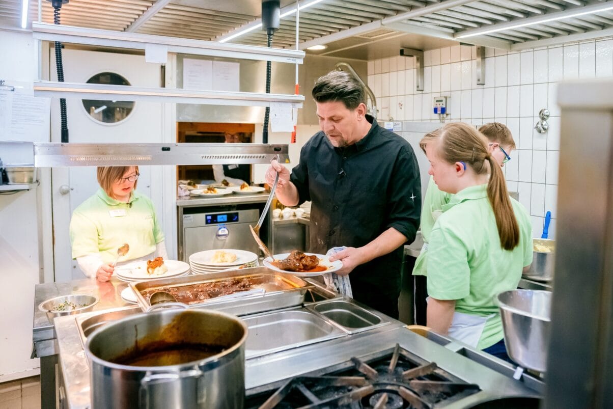 Zum Schwarzwälder Hirsch - Eine außergewöhnliche Küchencrew und Die Küchencrew bei der Arbeit: v.l.: Lara, Tim Mälzer und Laura. (c) RTL+
