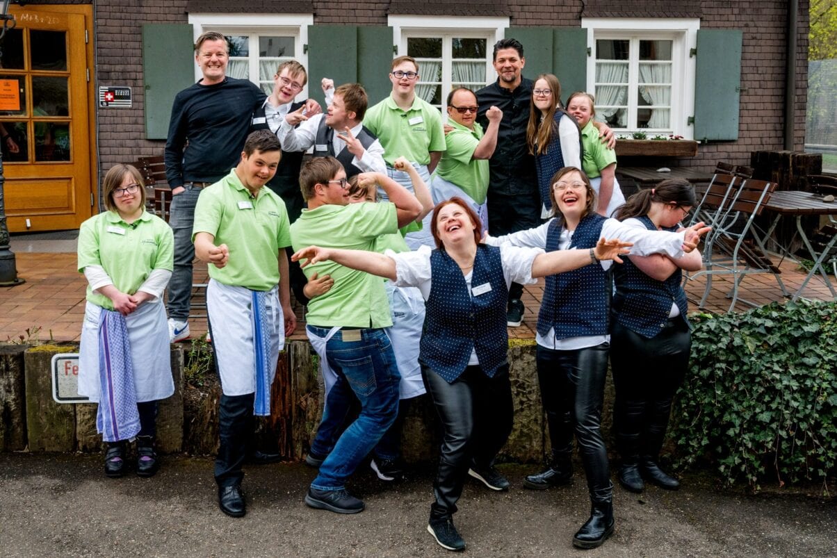 Zum Schwarzwälder Hirsch - eine außergewöhnliche Küchencrew und Ausgelassene Stimmung am Set: André Dietz, Tobias Wolfram, Simeon Braig, Jan Ginader, Tanino Camillerri, Tim Mälzer, Nicola Gäbel, Ayla-Marie Hapering (v.l.h.) Lara Walter, Jan Wittig, Leon Dohrmann, Laura Beaupoil, Sarah Berner, Sophia Marie Blanke, Paula Georgensohn (v.l.v.). (c) RTL+