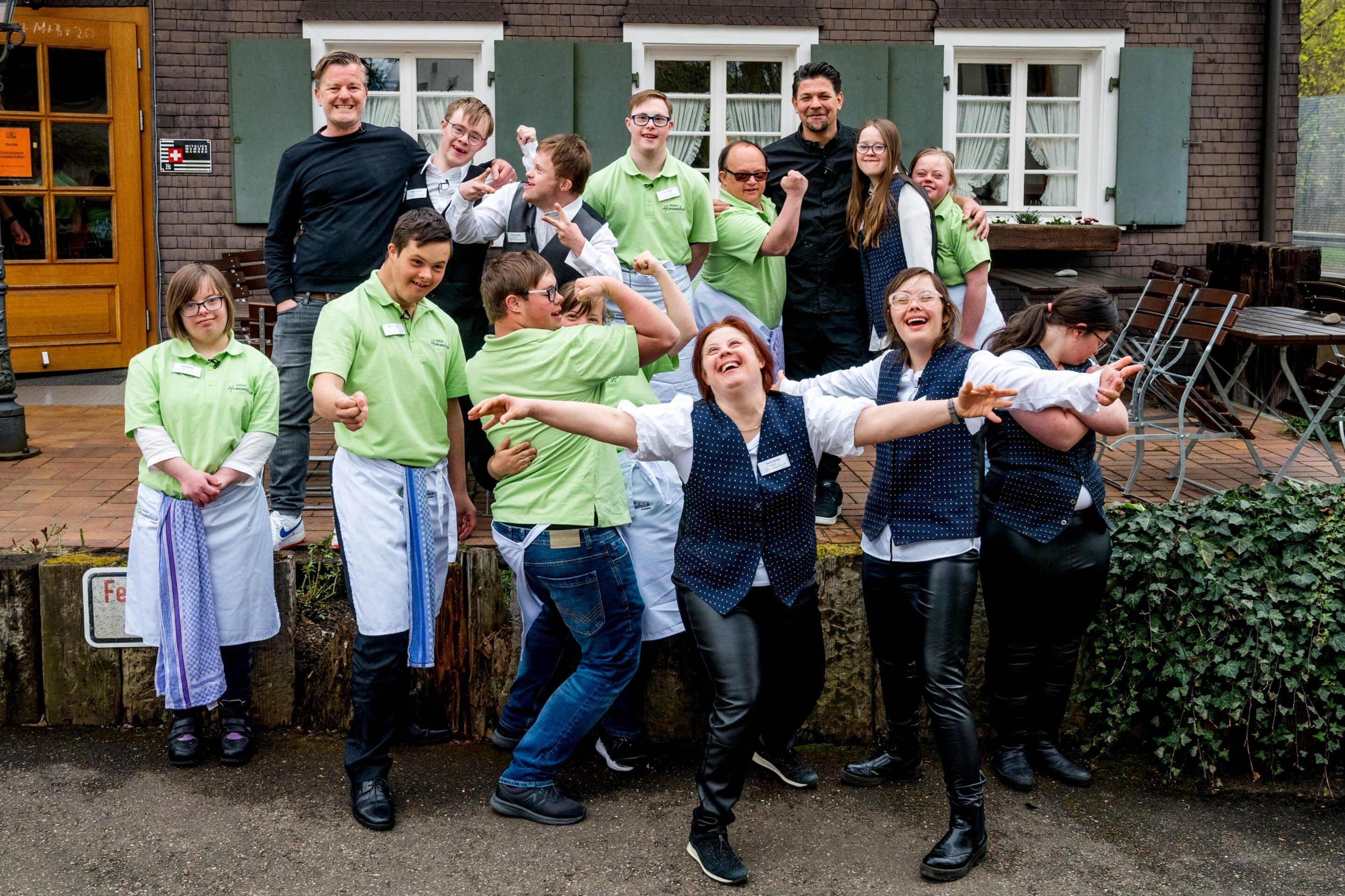 Ausgelassene Stimmung am Set: André Dietz, Tobias Wolfram, Simeon Braig, Jan Ginader, Tanino Camillerri, Tim Mälzer, Nicola Gäbel, Ayla-Marie Hapering (v.l.h.) Lara Walter, Jan Wittig, Leon Dohrmann, Laura Beaupoil, Sarah Berner, Sophia Marie Blanke, Paula Georgensohn (v.l.v.). (c) RTL+