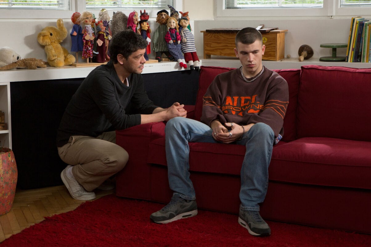 SAFE Tom (Carlo Ljubek, l.) versucht gemeinsam mit Sam (Valentin Oppermann, r.), Ziele zu entwickeln, die sie in den Sitzungen erarbeiten und umsetzen wollen, damit dem Jungen ein erneuter Heimaufenthalt und der Verlust seiner aktuellen Pflegefamilie erspart bleibt. (c) ZDF