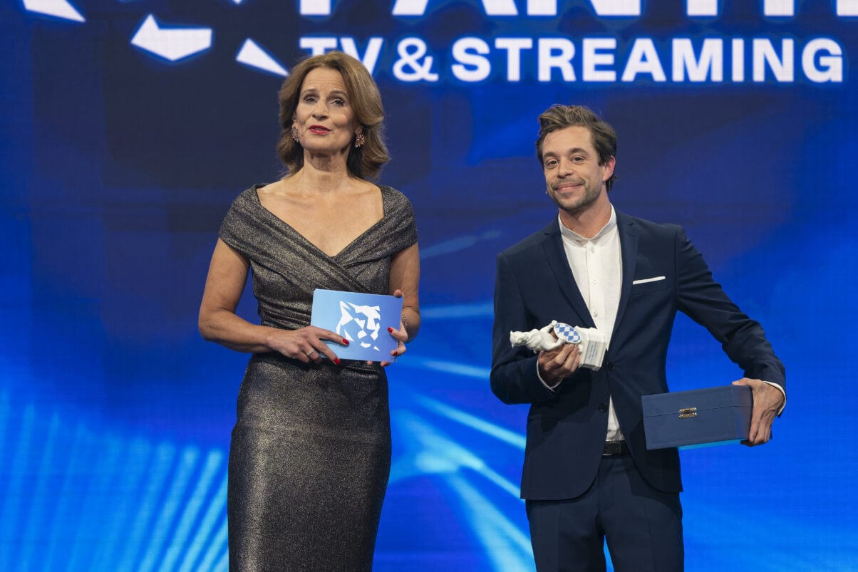 BP-2022-001 - Katrin Müller-Hohenstein und Tobi Krell (c) Medien.Bayern - Ralf Wilschewski Auch dieses Jahr wieder live vor der Panther-Kamera: Katrin Müller-Hohenstein und Tobias Krell führen am 25. Oktober 2023 zum zweiten Mal durch die Award Show (c) Medien.Bayern – Ralf Wilschewski