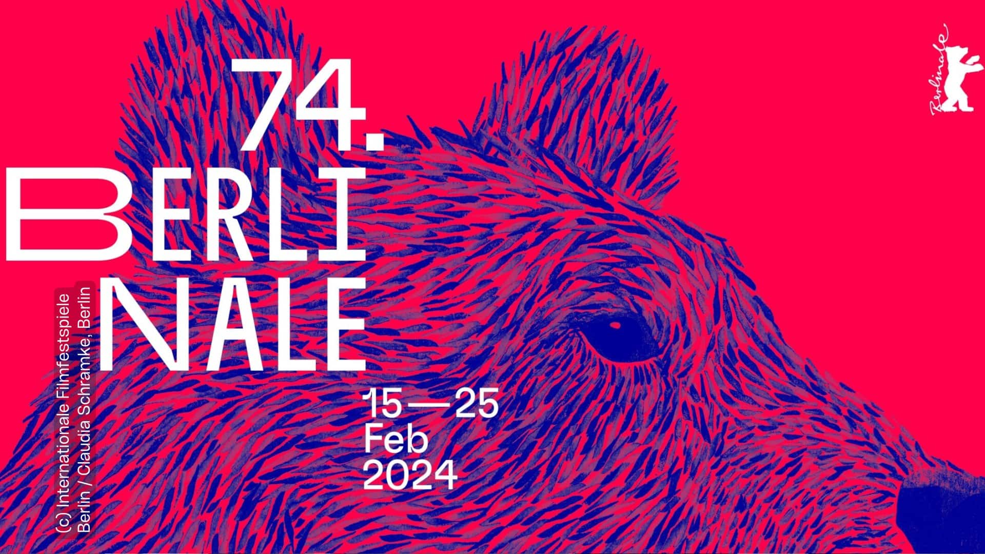 Plakat der Berlinale 2024: Zu sehen ist darauf ein mit wenigen Pinselstrichen gezeichneter Bär in Dunkelblau. Man sieht nur seine Ohren bis zu seiner Schnauze. Der Hintergrund ist ein grelles Rot. Oben rechts ist das weiße Berlinale Logo zu sehen. Der Schriftzug auf dem Plakat sagt: "74. BERLINALE. 15 - 25. Feb 2024"