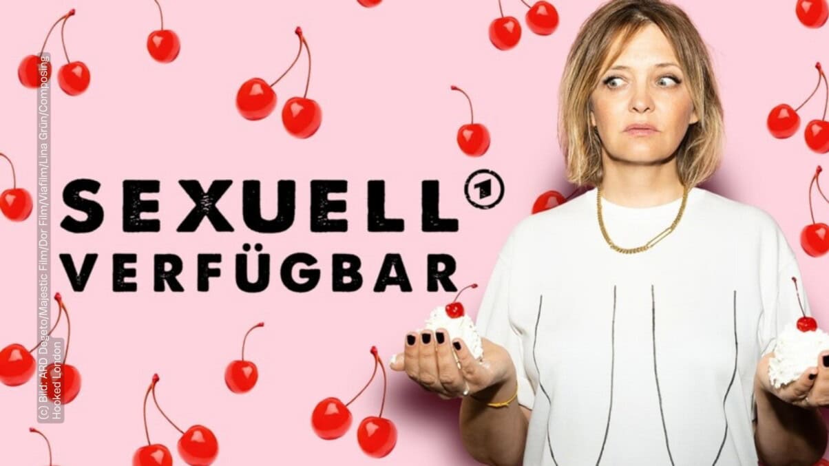 Sexuell_verfuegbar_Keyvisual-Bild_ ARD Degeto-Majestic Film-Dor Film-Viafilm-Lina Grün-Composing Hooked London Ein rosa Hintergrund, darauf sind viele verschiedene Kirschen angeordnet. Darauf steht "SEXUELL VERFÜGBAR" mit dem Logo von DAS ERSTE. auf der Rechten Seite steht eine Frau, ihr Gesichtsausdruck starrt in die linke untere Ecke. Sie hebt die Hände und auf jeder Hand ist ein kleiner Hügel aus Sahne mit einer Kirsche oben darauf. Sie trägt ein weißes T-Shirt, auf dem hängende Brüste mit zwei Strichen gezeichnet sind.