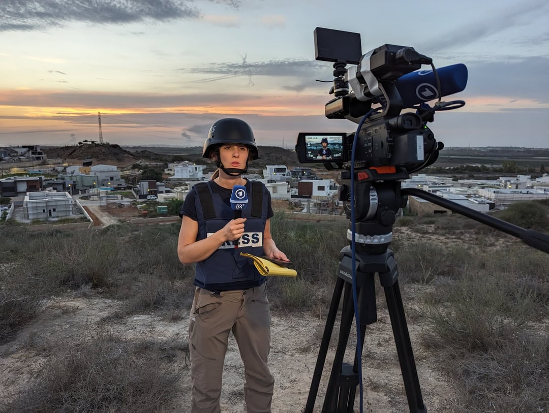 Titel: Sophie von der Tann Sophie von der Tann, Korrespondentin im ARD-Studio Tel Aviv, berichtet live aus Sderot. Einen Kilometer entfernt im Hintergrund liegt die Grenze zum Gazastreifen. (c) ARD / BR