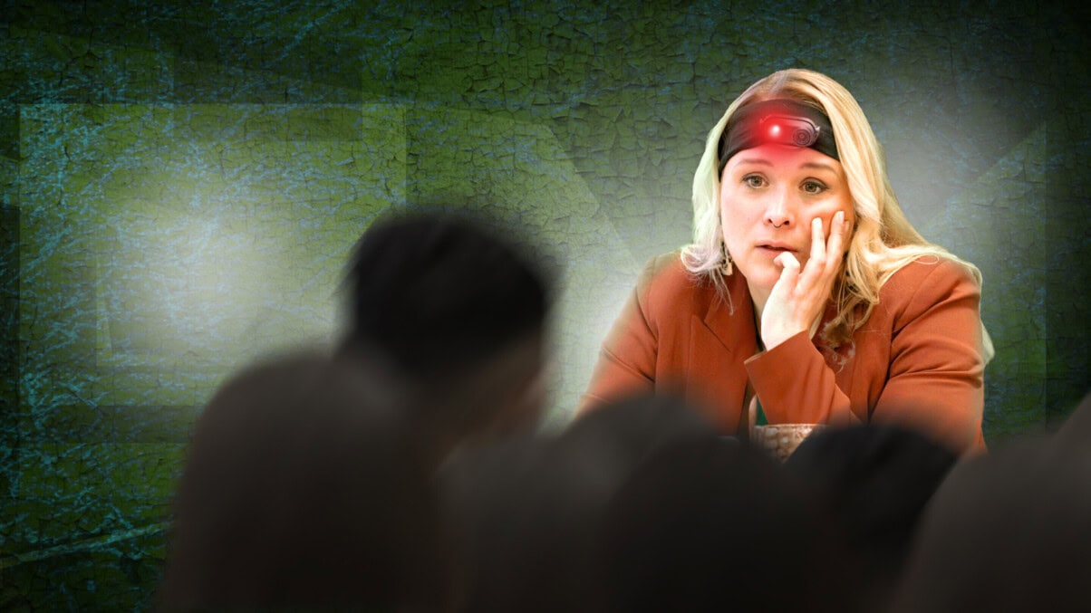 NDR_Story_Tagebuch_einer_Lehrerin_c_NDR/Nordend Film/Joel Vila TV & Streaming Tipps Oktober: Frau mit einer Kamera am Kopf befestigt