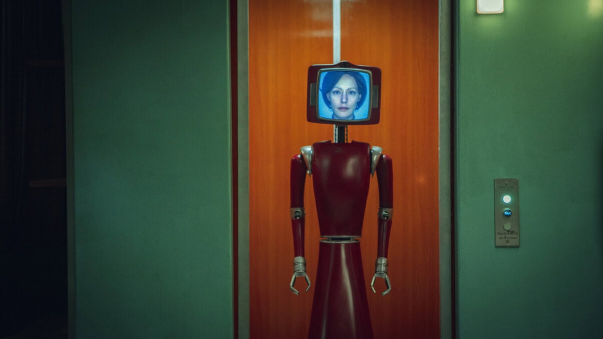 Cassandra_c_Netflix TV & Streaming Tipps Oktober: Roboter mit einem Bildschrim das ein weibliches Gesicht zeigt steht im Türrahmen