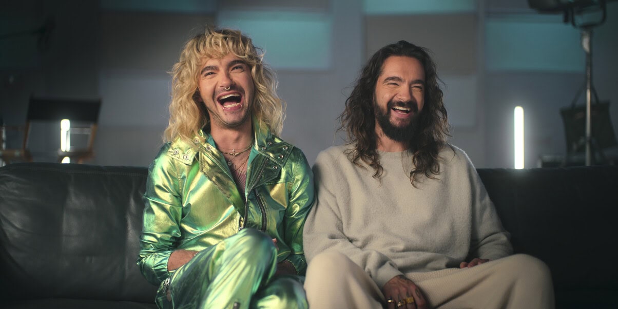 Kaulitz_Und_Kaulitz_Staffel_1_c_Netflix TV & Streaming Tipps Oktober: Tom und Bill Kaulitz sitzen lachen auf einer Couch