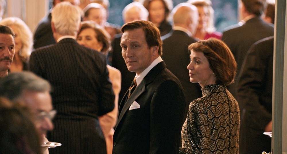 herrhausen_c_ard_degeto_rbb_hr_swr_sperl_film TV & Streaming Tipps im Oktober: Ein Herr und eine Frau in festlicher Kleidung in einem Saal voller Menschen