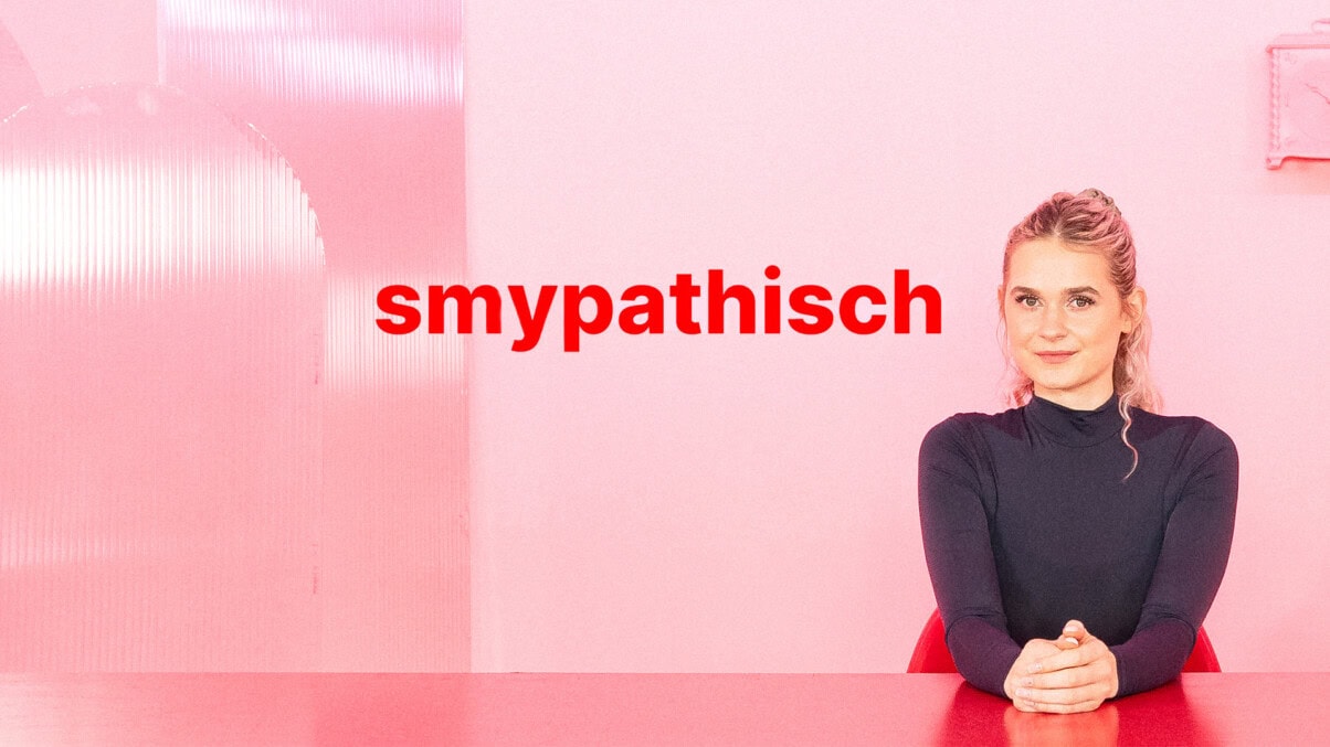 smypathisch_c_smypathisch_funk TV & Streaming Tipps Oktober: Marie Lina Symrek sitz am Tisch ihres Interviewformats