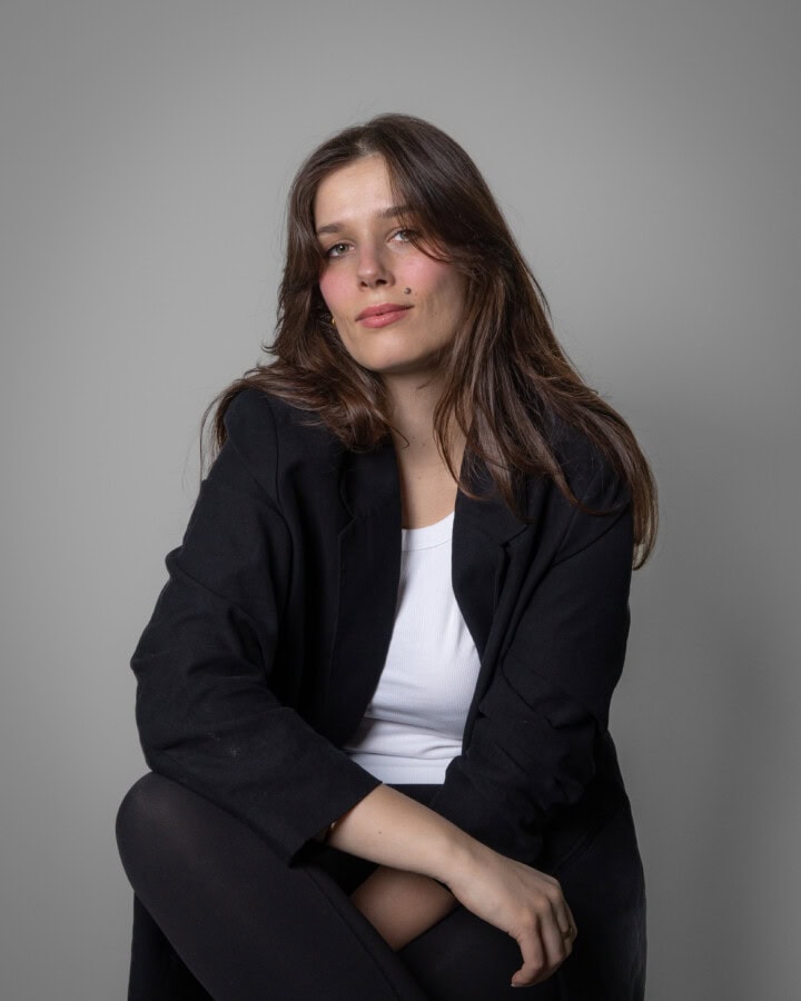 tara_c_lewis jones TV & Streaming Tipps Oktober: Tara-Louise Wittwer posiert vor einem hellen Hintergrund