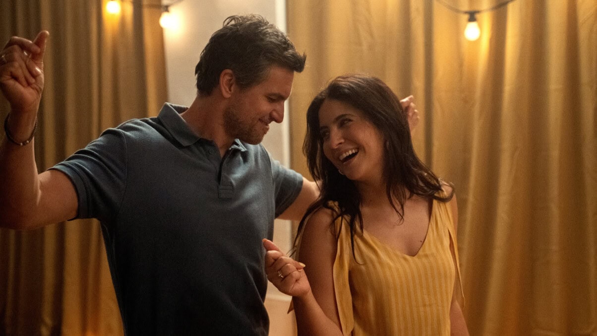 theothergairl_c_ZDF_Paul_Tchurz TV & Streaming Tipps November 2025: Ein Mann und eine Frau tanzen lächelnd zusammen in einem warm beleuchteten Raum mit goldenen Vorhängen.