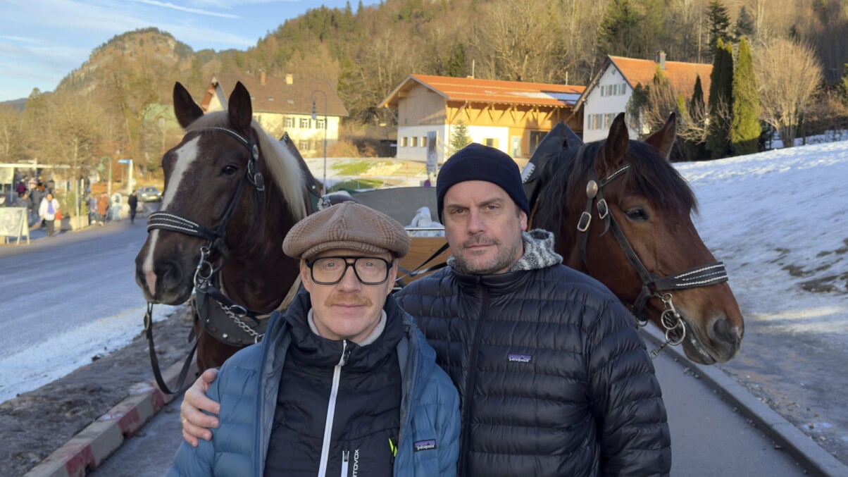 „Bezzel & Schwarz - Die Grenzgänger", Staffel 7 mit Simon Schwarz (links) und Sebastian Bezzel (rechts). (c) BR / Film Five GmbH / Ralf Wilkschewski Simon Schwarz und Sebastian Bezzel stehen vor Schloss Neuschwanstein.