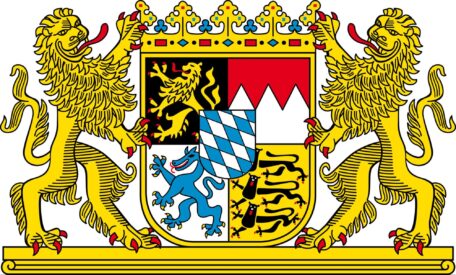 BP 23 - Bayerisches Staatswappen - (c) Bayerische Staatskanzlei Großer Auftritt für den blauen Panther aus dem bayerischen Staatswappen: Da der Löwe schon oft als Symbol für den Freistaat Bayern eingesetzt wurde, sollte der neue Medienpreis eine eigene Symbolfigur bekommen. Um die Wertigkeit des Materials zu unterstreichen, wurde die Trophäe weiß und nicht blau. (c) Bayerische Staatskanzlei